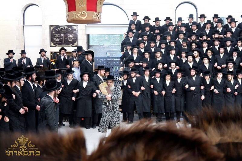 קרוין — הכנסת ספר תורה